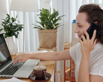Teletrabajo y desconexión digital: cuándo puede la empresa contactar al móvil personal